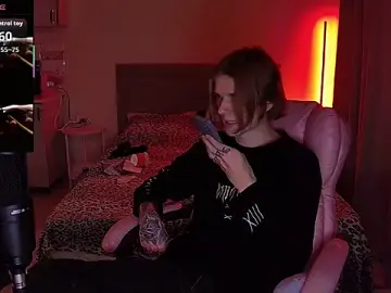 Stripchat Free Live Porn of midwestemoqueen