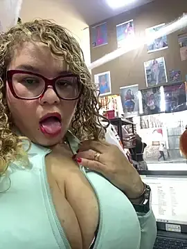 Stripchat Nude Webcam of ROSALIASSHOP