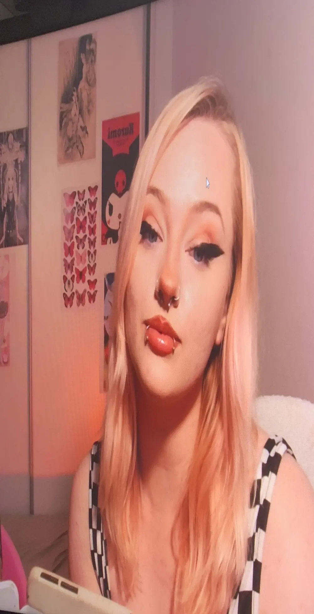 chloe_levine