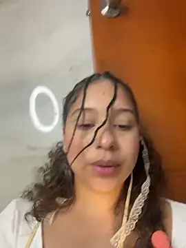 Stripchat Live Sex Cam of Shara_dreams