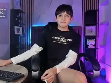 Stripchat Free Porn Cam of MathiasGreen_