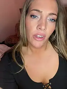 Stripchat Free Porn Cam of hollyharmd