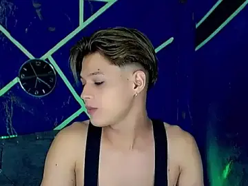Stripchat Live Sex Cam of Liamscott_