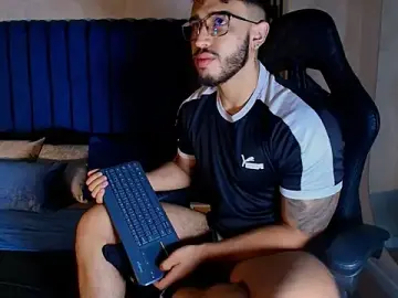 Stripchat Sex Cam of Liam_Kleiin