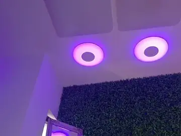 Stripchat Live Sex Cam of realhotfallingdevil