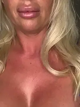 Stripchat Sex Cam of AddisonMae