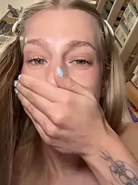 Stripchat Nude Webcam of kira_mia