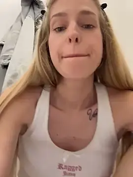 Stripchat Live Sex Cam of kira_mia