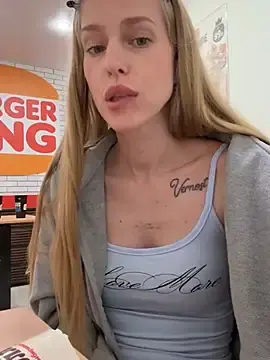 Stripchat Free Porn Cam of kira_mia