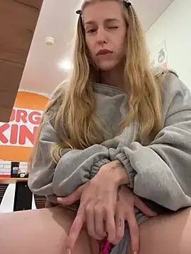 Stripchat Free Live Porn of kira_mia