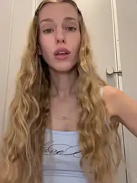 Stripchat Free Live Porn of kira_mia
