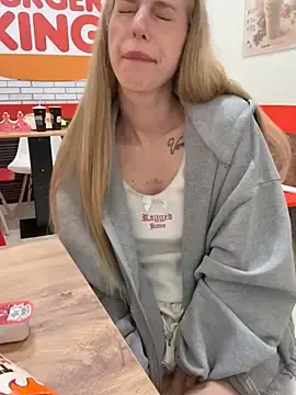 Stripchat Sex Cam of kira_mia