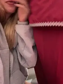 Stripchat Nude Webcam of kira_mia