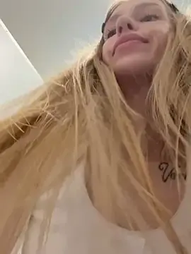 Stripchat Nude Webcam of kira_mia