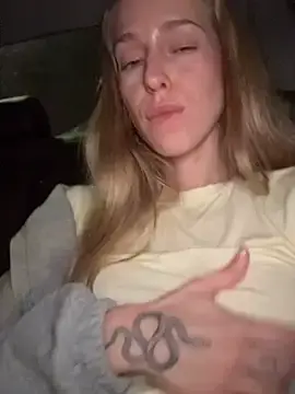 Stripchat Adult Webcam of kira_mia