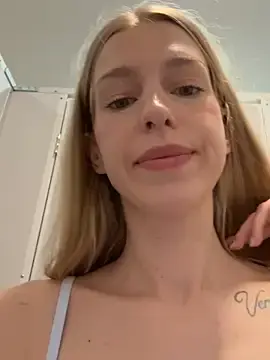 Stripchat Live Sex Cam of kira_mia