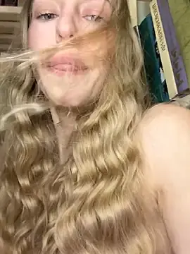 Stripchat Free Live Porn of kira_mia
