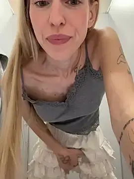 Stripchat Live Sex of kira_mia