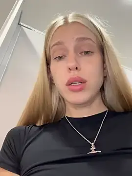 Stripchat Adult Webcam of kira_mia