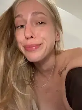 Stripchat Sex Cam of kira_mia