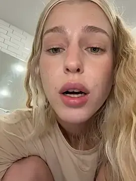 Stripchat Free Live Porn of kira_mia