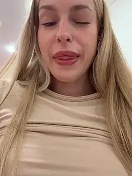 Stripchat Watch Live Sex Cams of kira_mia