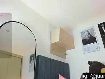 Stripchat Free Porn Cam of hollyprincess_2