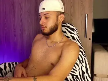 Stripchat Sex Cam of Ryan_Miller111