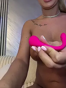 Stripchat Adult Video Chat of KirstieVegas