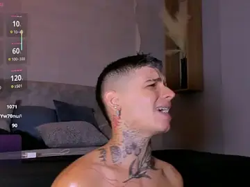 Stripchat Sex Cam of Ian_Castillo_