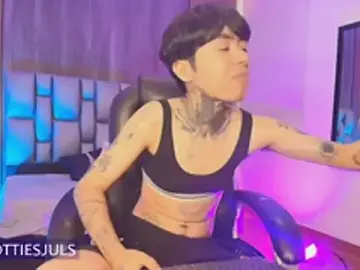 Stripchat Adult Webcam of hottiesjuls