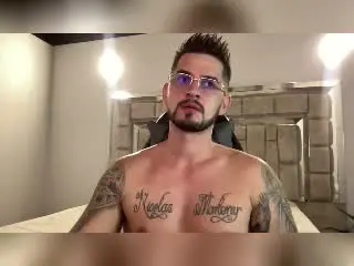 Xlovecam Nude Webcam of AshtonMuller