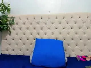 Xlovecam Live Sex Cam of AnggieMilia