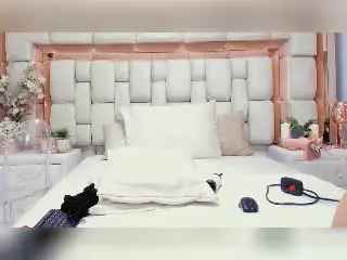 Xlovecam Free Live Porn of KendraMiler