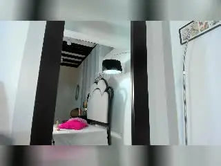 Xlovecam Nude Webcam of MiaAmoree